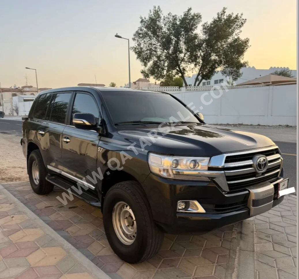 Toyota  Land Cruiser  VXR  2016  Automatic  328,000 Km  8 Cylinder  Four Wheel Drive (4WD)  SUV  Black