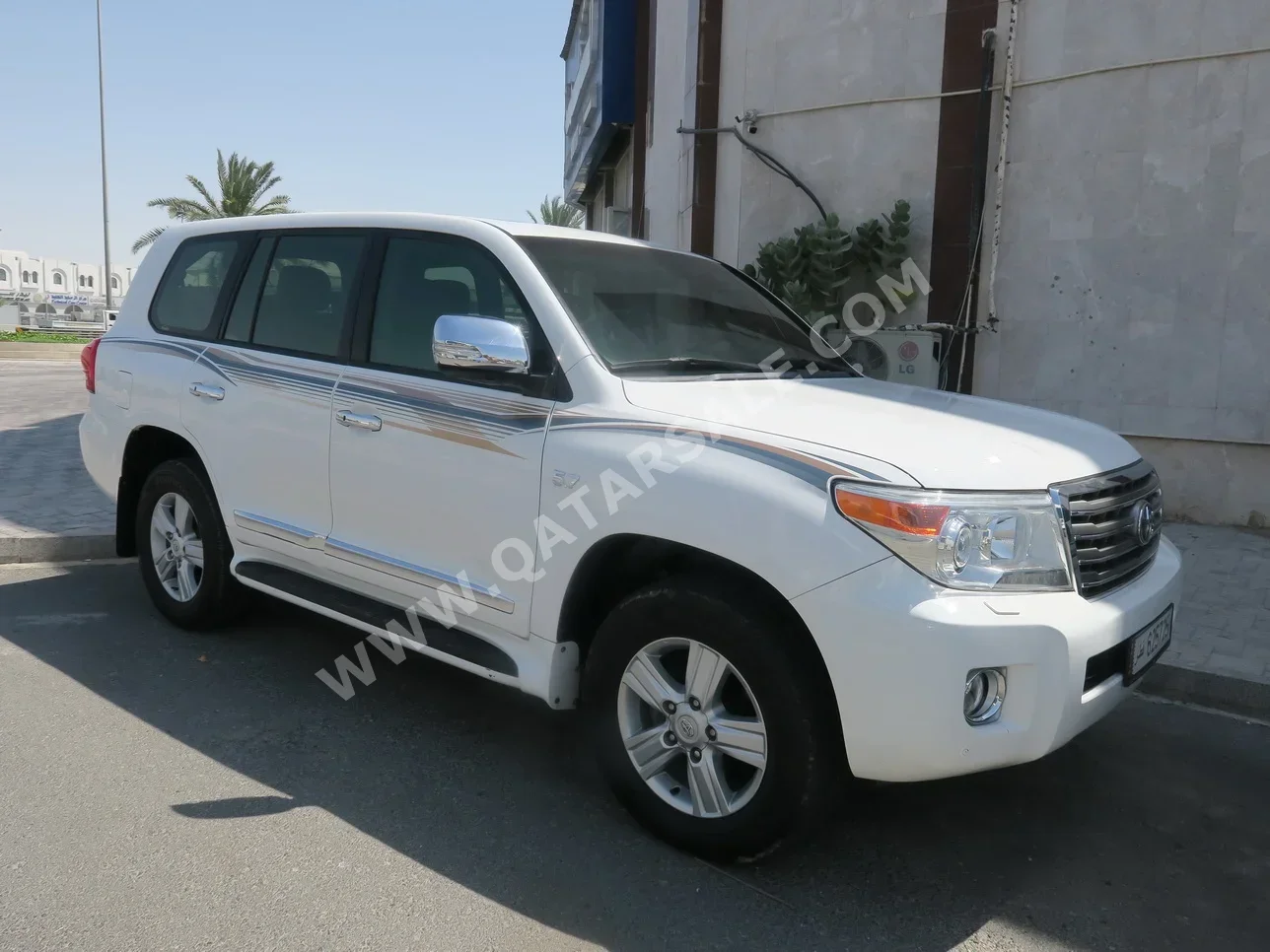 Toyota  Land Cruiser  VXR  2015  Automatic  287,000 Km  8 Cylinder  Four Wheel Drive (4WD)  SUV  White