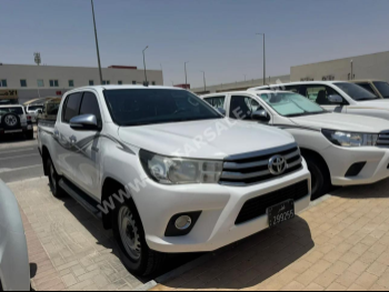 Toyota  Hilux  SR5  2017  Automatic  126,000 Km  4 Cylinder  Four Wheel Drive (4WD)  Pick Up  White
