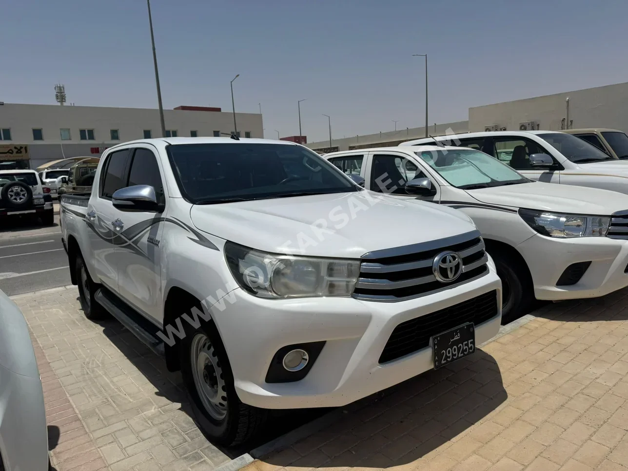 Toyota  Hilux  SR5  2017  Automatic  126,000 Km  4 Cylinder  Four Wheel Drive (4WD)  Pick Up  White