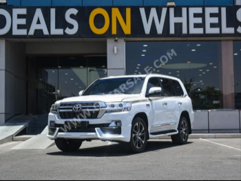 Toyota  Land Cruiser  GXR  2011  Automatic  160,000 Km  8 Cylinder  Four Wheel Drive (4WD)  SUV  White
