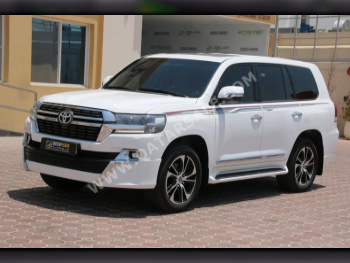 Toyota  Land Cruiser  GXR  2016  Automatic  162,000 Km  8 Cylinder  Four Wheel Drive (4WD)  SUV  White