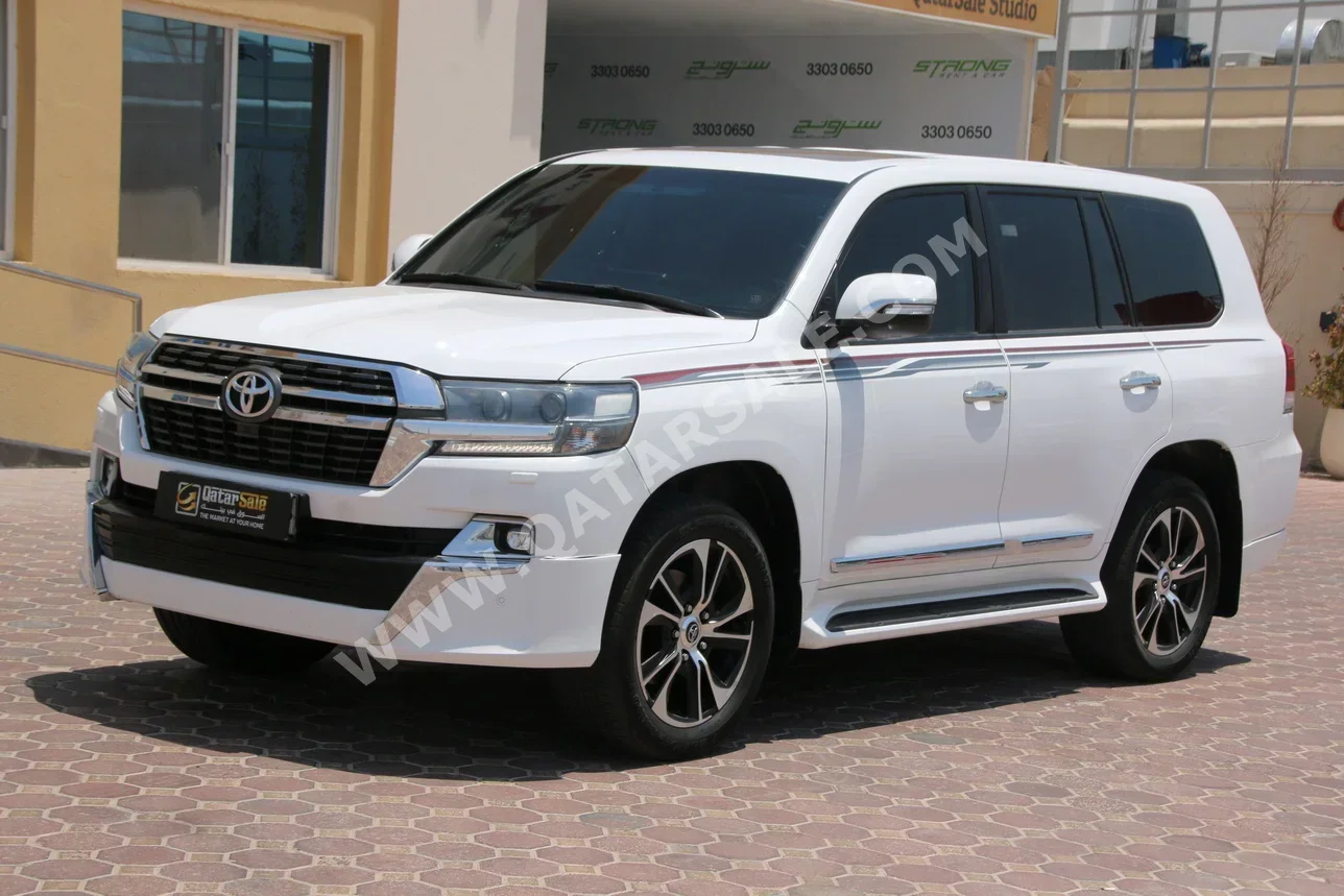 Toyota  Land Cruiser  GXR  2016  Automatic  162,000 Km  8 Cylinder  Four Wheel Drive (4WD)  SUV  White