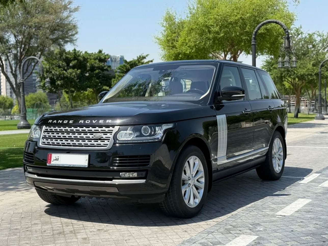 Land Rover  Range Rover  Vogue  2016  Automatic  68,000 Km  8 Cylinder  Four Wheel Drive (4WD)  SUV  Black