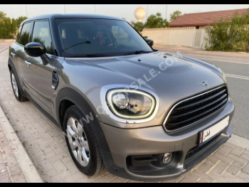 Mini  Cooper  CountryMan  2020  Automatic  80,000 Km  4 Cylinder  Rear Wheel Drive (RWD)  Hatchback  Black and Silver  With Warranty