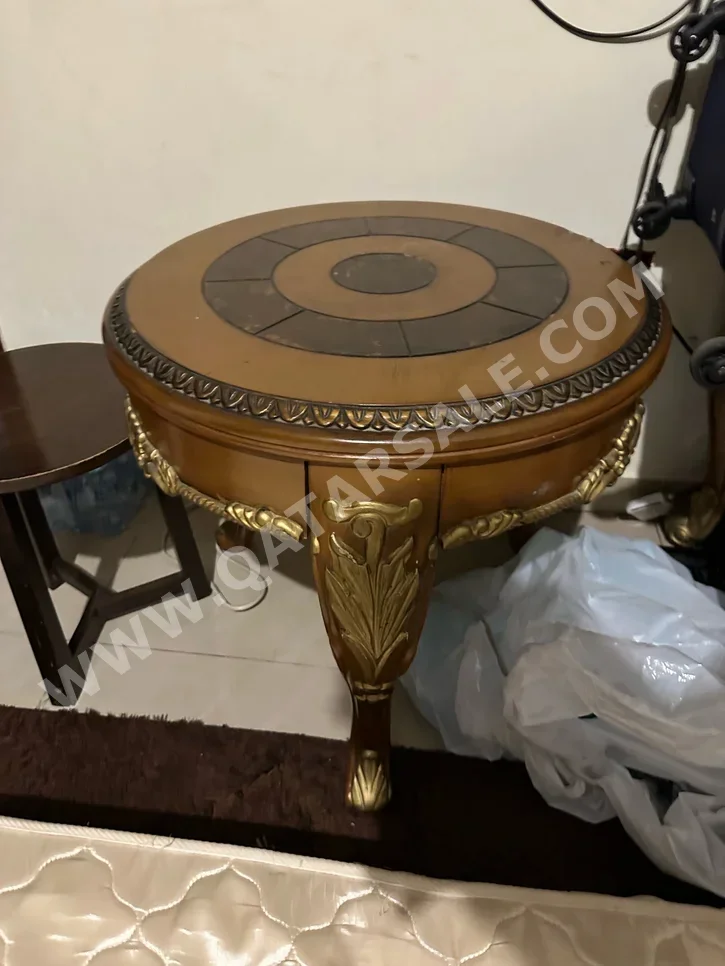 الطاولات والخزائن الجانبية طاولة متعددة الاستخدامات  - بنى