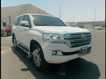 Toyota  Land Cruiser  VXR  2017  Automatic  192,000 Km  8 Cylinder  Four Wheel Drive (4WD)  SUV  White