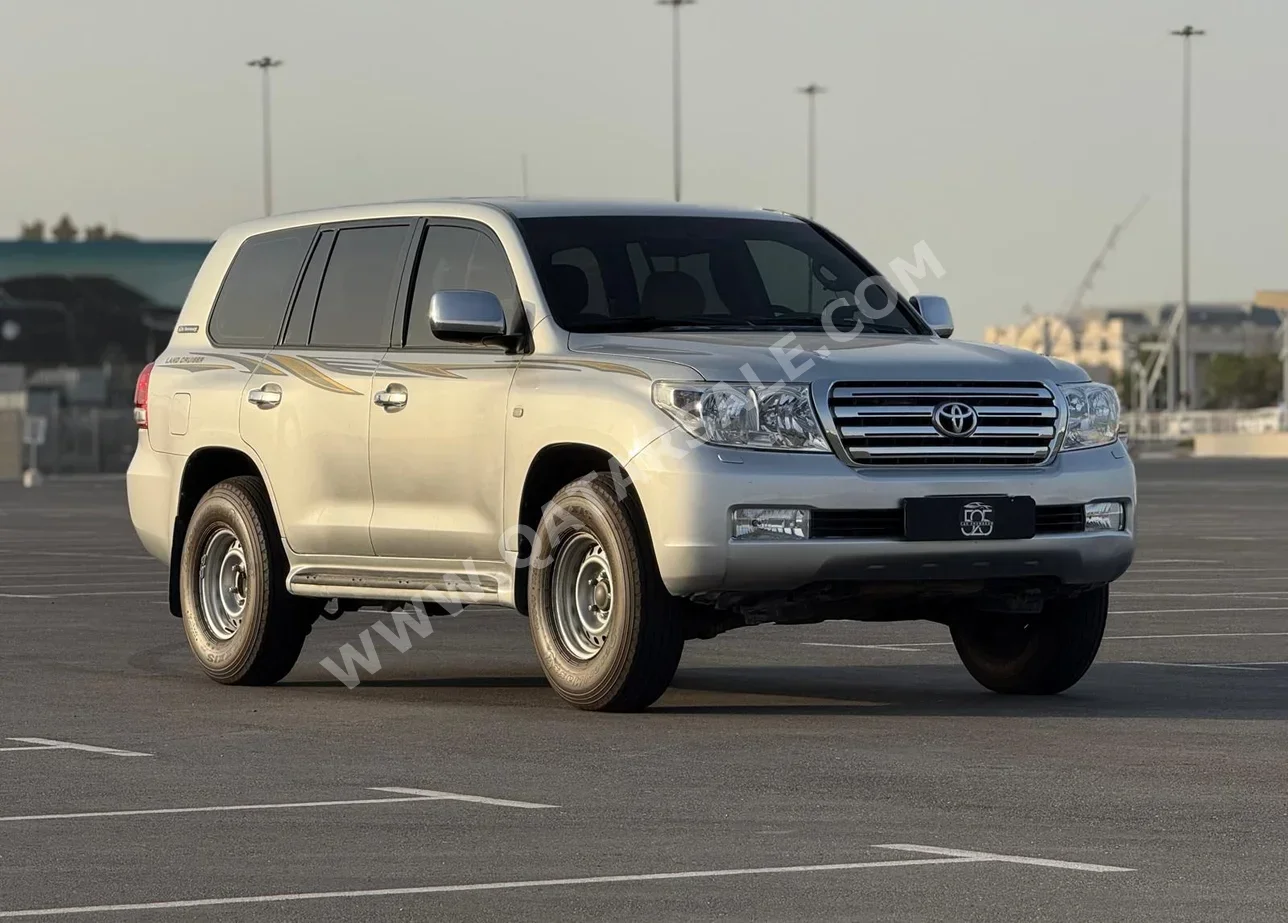 Toyota  Land Cruiser  GXR  2011  Automatic  470,000 Km  8 Cylinder  Four Wheel Drive (4WD)  SUV  Silver