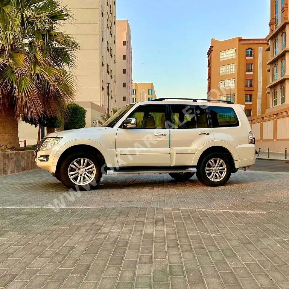 Mitsubishi  Pajero  GLS  2016  Automatic  207,000 Km  6 Cylinder  Four Wheel Drive (4WD)  SUV  White