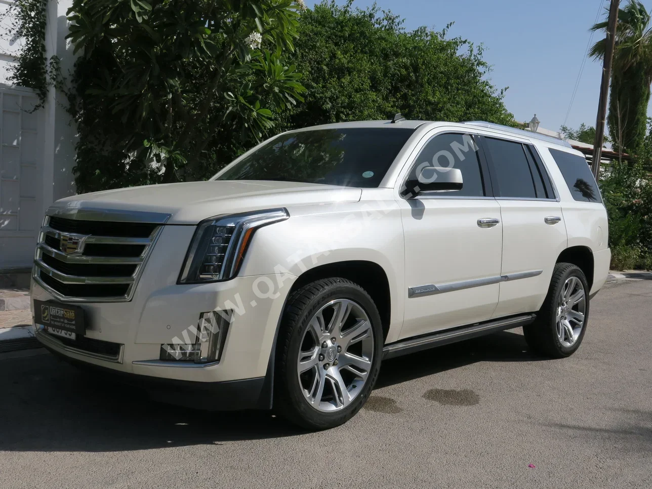 Cadillac  Escalade  2015  Automatic  107,000 Km  8 Cylinder  Four Wheel Drive (4WD)  SUV  Off White