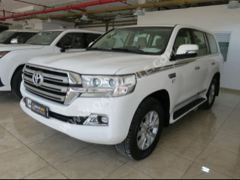 Toyota  Land Cruiser  VXR  2021  Automatic  214,000 Km  8 Cylinder  Four Wheel Drive (4WD)  SUV  White