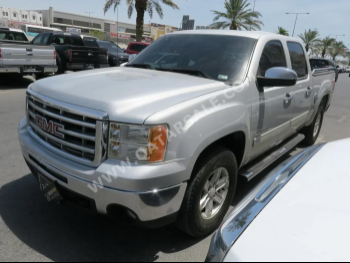 GMC  Sierra  1500  2011  Automatic  203,000 Km  8 Cylinder  Four Wheel Drive (4WD)  Pick Up  Silver