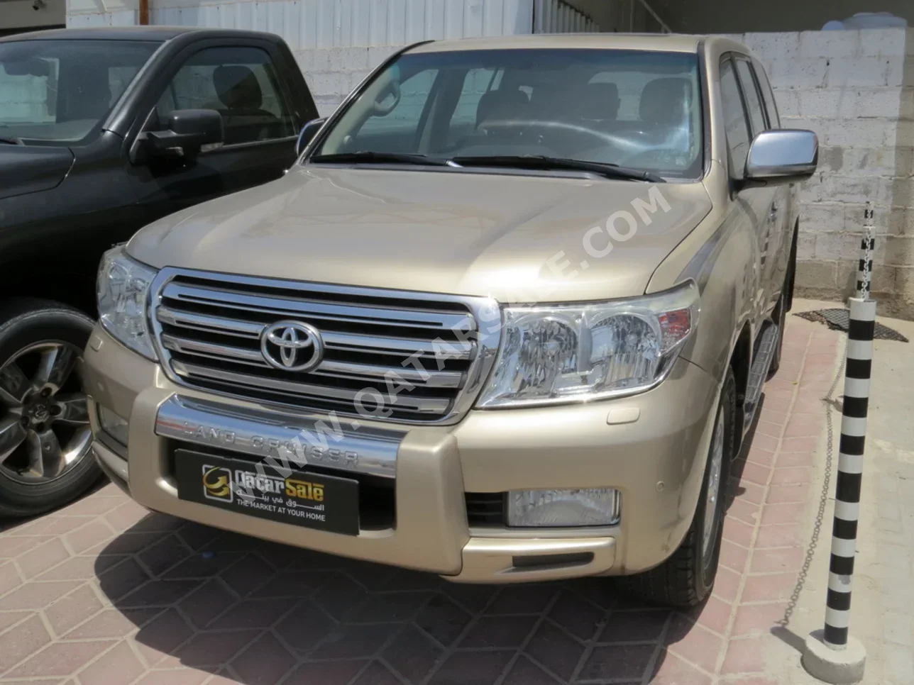 Toyota  Land Cruiser  VXR  2010  Automatic  460,000 Km  8 Cylinder  Four Wheel Drive (4WD)  SUV  Gold
