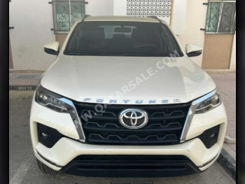 تويوتا  فورشنر  اس ار 5  2022  اوتوماتيك  123,000 كم  6 سلندر  دفع رباعي  اس يو في  أبيض