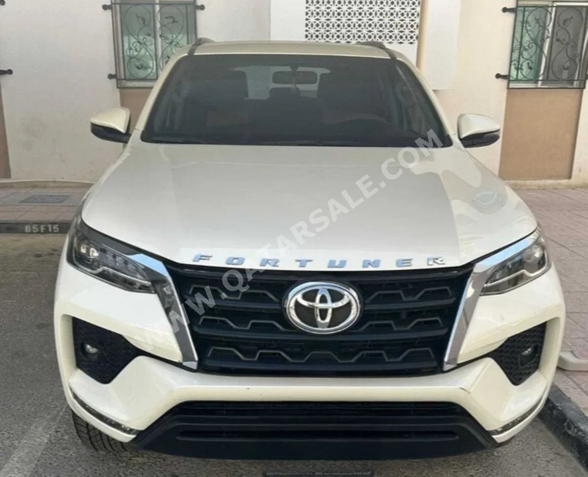 تويوتا  فورشنر  اس ار 5  2022  اوتوماتيك  123,000 كم  6 سلندر  دفع رباعي  اس يو في  أبيض