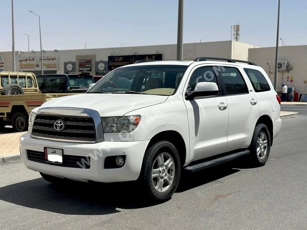 Toyota  Sequoia  SR5  2016  Automatic  256,000 Km  8 Cylinder  Four Wheel Drive (4WD)  SUV  White
