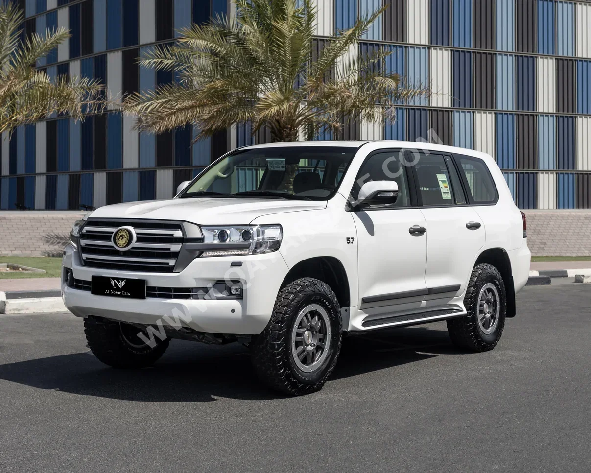Toyota  Land Cruiser  VXR  2017  Automatic  700 Km  8 Cylinder  Four Wheel Drive (4WD)  SUV  White