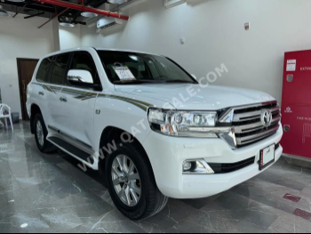 Toyota  Land Cruiser  VXR  2017  Automatic  192,000 Km  8 Cylinder  Four Wheel Drive (4WD)  SUV  White