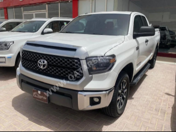 Toyota  Tundra  2016  Automatic  382,000 Km  8 Cylinder  Four Wheel Drive (4WD)  Pick Up  White