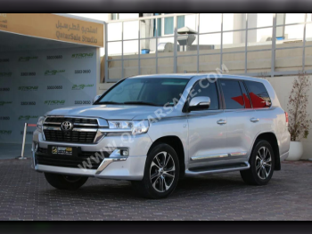 Toyota  Land Cruiser  VXR  2020  Automatic  257,000 Km  8 Cylinder  Four Wheel Drive (4WD)  SUV  Silver