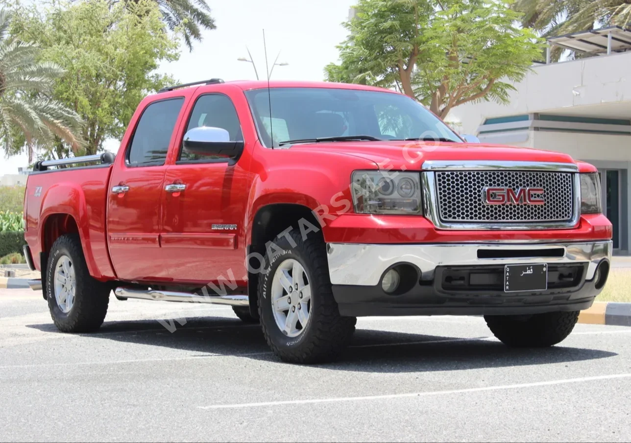 GMC  Sierra  2011  Automatic  260,000 Km  8 Cylinder  Four Wheel Drive (4WD)  Pick Up  Red