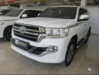 Toyota  Land Cruiser  VXR  2019  Automatic  137,000 Km  8 Cylinder  Four Wheel Drive (4WD)  SUV  White