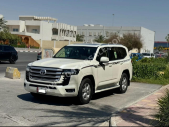 Toyota  Land Cruiser  GXR  2023  Automatic  30,000 Km  6 Cylinder  Four Wheel Drive (4WD)  SUV  White