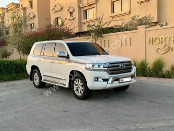 Toyota  Land Cruiser  GXR  2016  Automatic  180,000 Km  6 Cylinder  Four Wheel Drive (4WD)  SUV  White