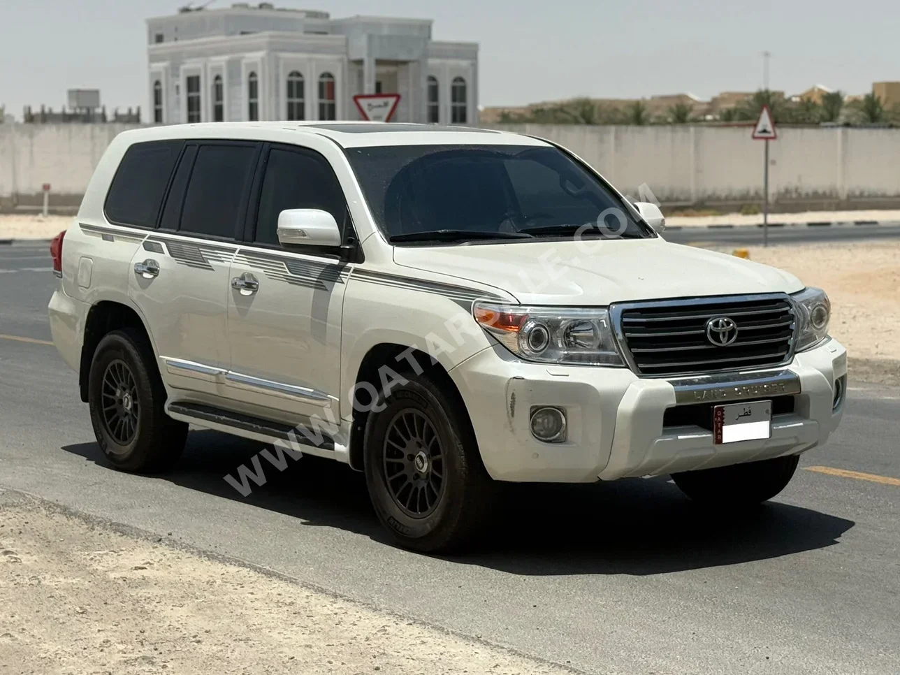 Toyota  Land Cruiser  GXR  2012  Automatic  232,000 Km  8 Cylinder  Four Wheel Drive (4WD)  SUV  White