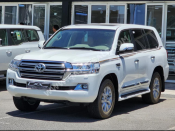 Toyota  Land Cruiser  VXR  2021  Automatic  6,000 Km  8 Cylinder  Four Wheel Drive (4WD)  SUV  White