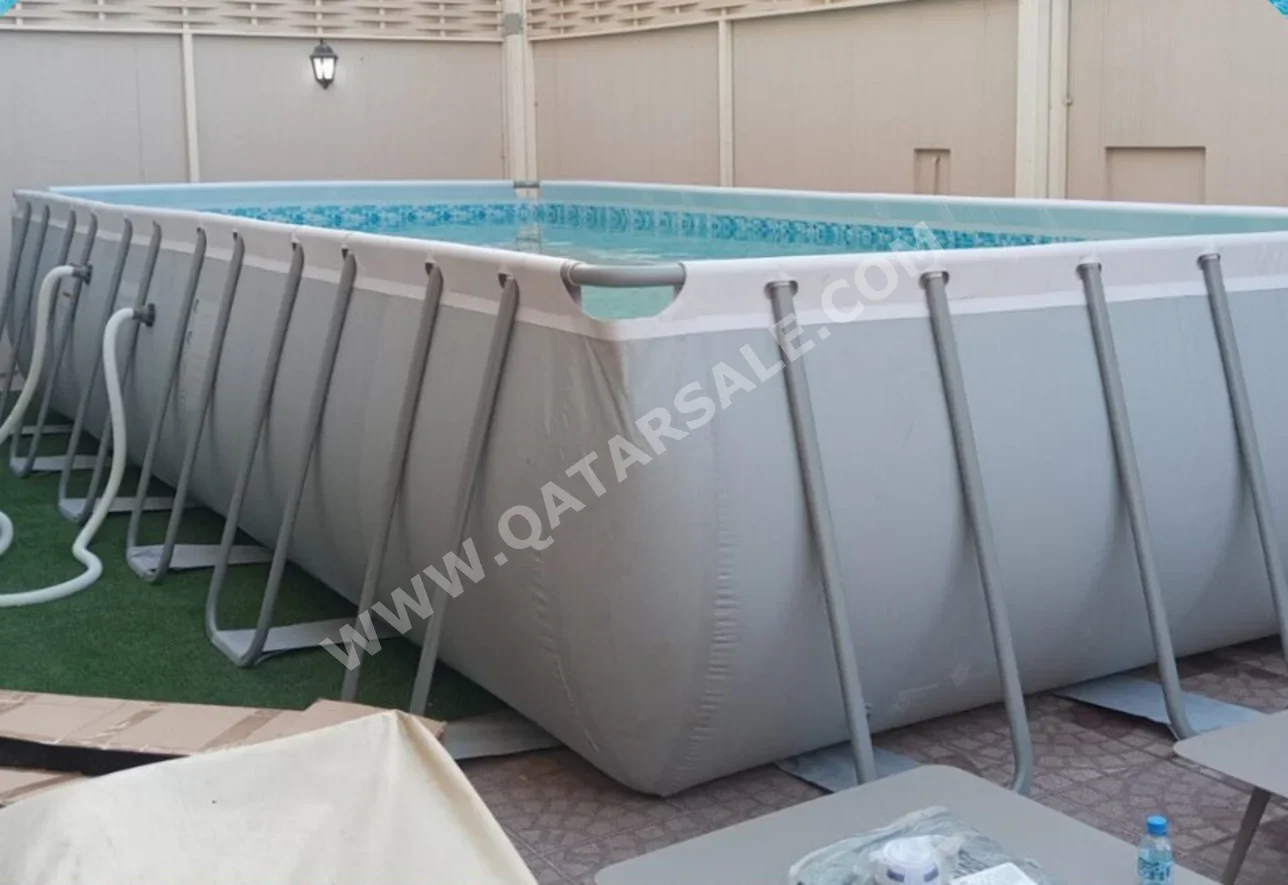 حوض سباحة  - اللون الرمادي