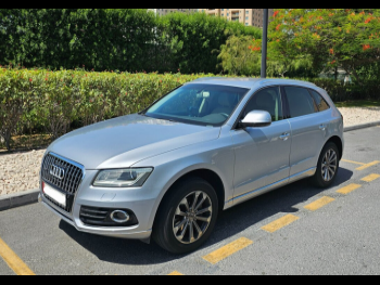 Audi  Q5  40 TFSI Quattro  2016  Automatic  78,000 Km  4 Cylinder  All Wheel Drive (AWD)  SUV  Silver