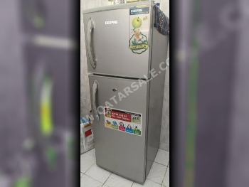 Freezers GEEPAS  Gray  180  China  A+  150 CM  25 CM  10 CM  Door Lock  Ice Maker  With Installation /  151-200 Lt  Drawers