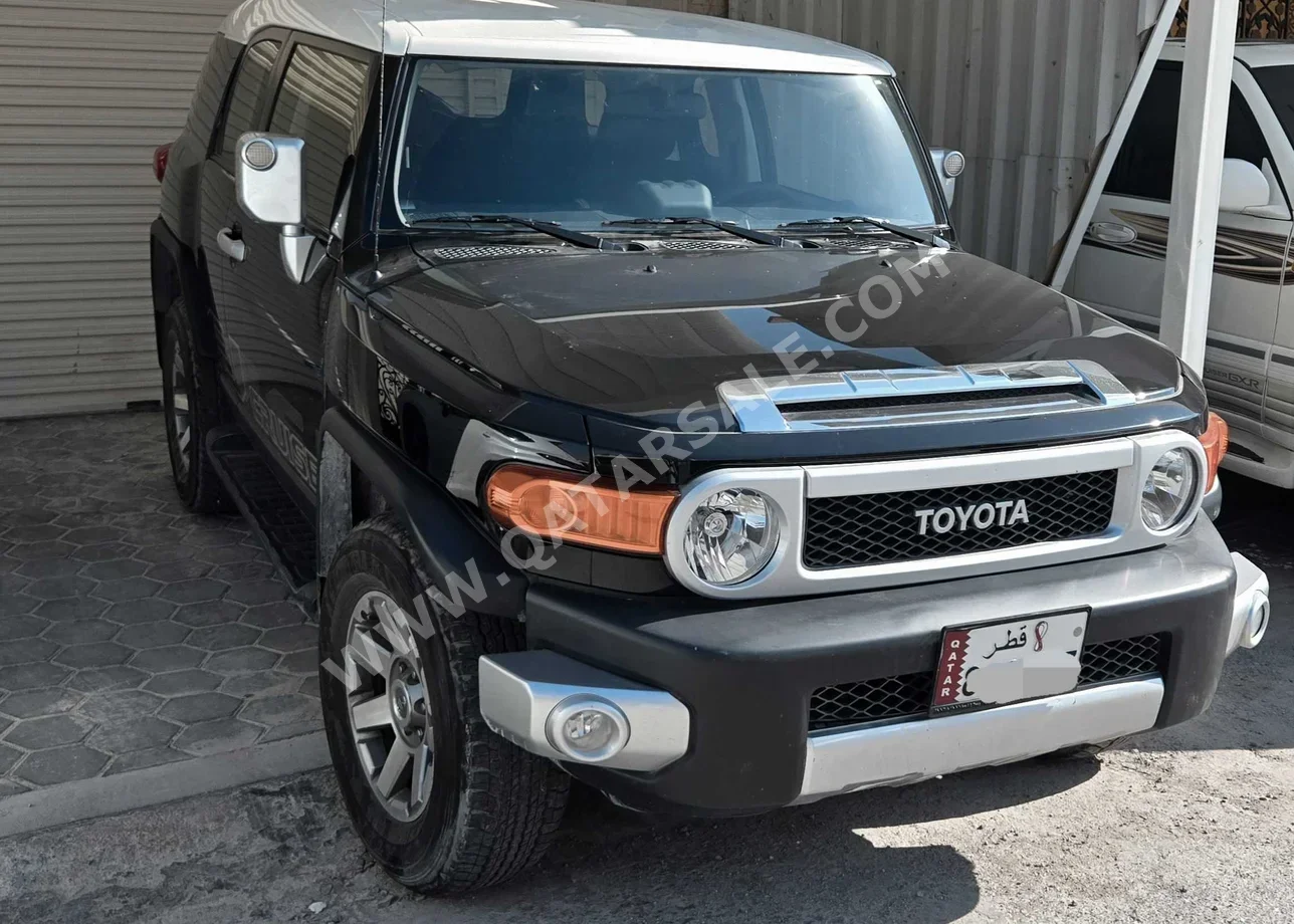 Toyota  FJ Cruiser  2022  Automatic  34,000 Km  6 Cylinder  Four Wheel Drive (4WD)  SUV  Black  With Warranty