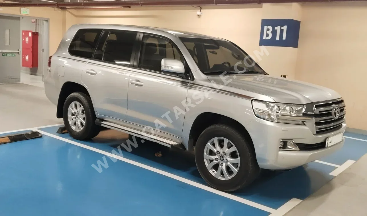 Toyota  Land Cruiser  GXR  2018  Automatic  201,000 Km  8 Cylinder  Four Wheel Drive (4WD)  SUV  Silver