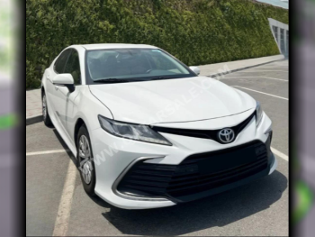 Toyota  Camry  LE  2018  Automatic  220,000 Km  4 Cylinder  Front Wheel Drive (FWD)  Sedan  White