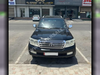 Toyota  Land Cruiser  GXR  2011  Automatic  297,000 Km  8 Cylinder  Four Wheel Drive (4WD)  SUV  Black