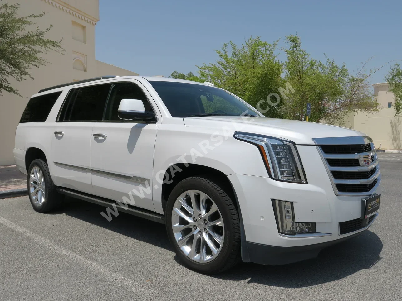 Cadillac  Escalade  2019  Automatic  124,000 Km  8 Cylinder  Four Wheel Drive (4WD)  SUV  White