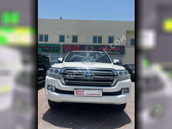Toyota  Land Cruiser  VXR  2018  Automatic  250,000 Km  8 Cylinder  Four Wheel Drive (4WD)  SUV  White