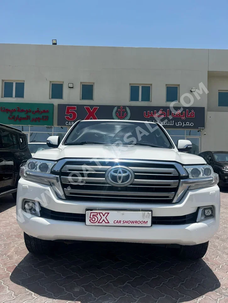 Toyota  Land Cruiser  VXR  2018  Automatic  250,000 Km  8 Cylinder  Four Wheel Drive (4WD)  SUV  White