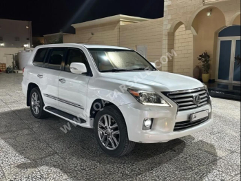 Lexus  LX  570  2014  Automatic  280,000 Km  8 Cylinder  Four Wheel Drive (4WD)  SUV  White