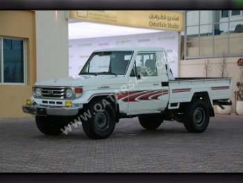 Toyota  Land Cruiser  LX  2006  Manual  270,000 Km  6 Cylinder  Four Wheel Drive (4WD)  Pick Up  White