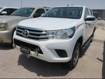 Toyota  Hilux  2019  Automatic  13,000 Km  4 Cylinder  Four Wheel Drive (4WD)  Pick Up  White