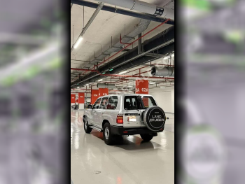 Toyota  Land Cruiser  G  1998  Automatic  299,000 Km  6 Cylinder  Four Wheel Drive (4WD)  SUV  Silver