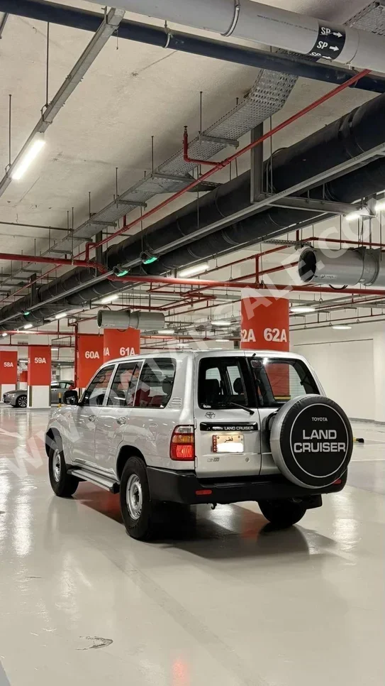 تويوتا  لاند كروزر  جي  1998  اوتوماتيك  299,000 كم  6 سلندر  دفع رباعي  اس يو في  فضي