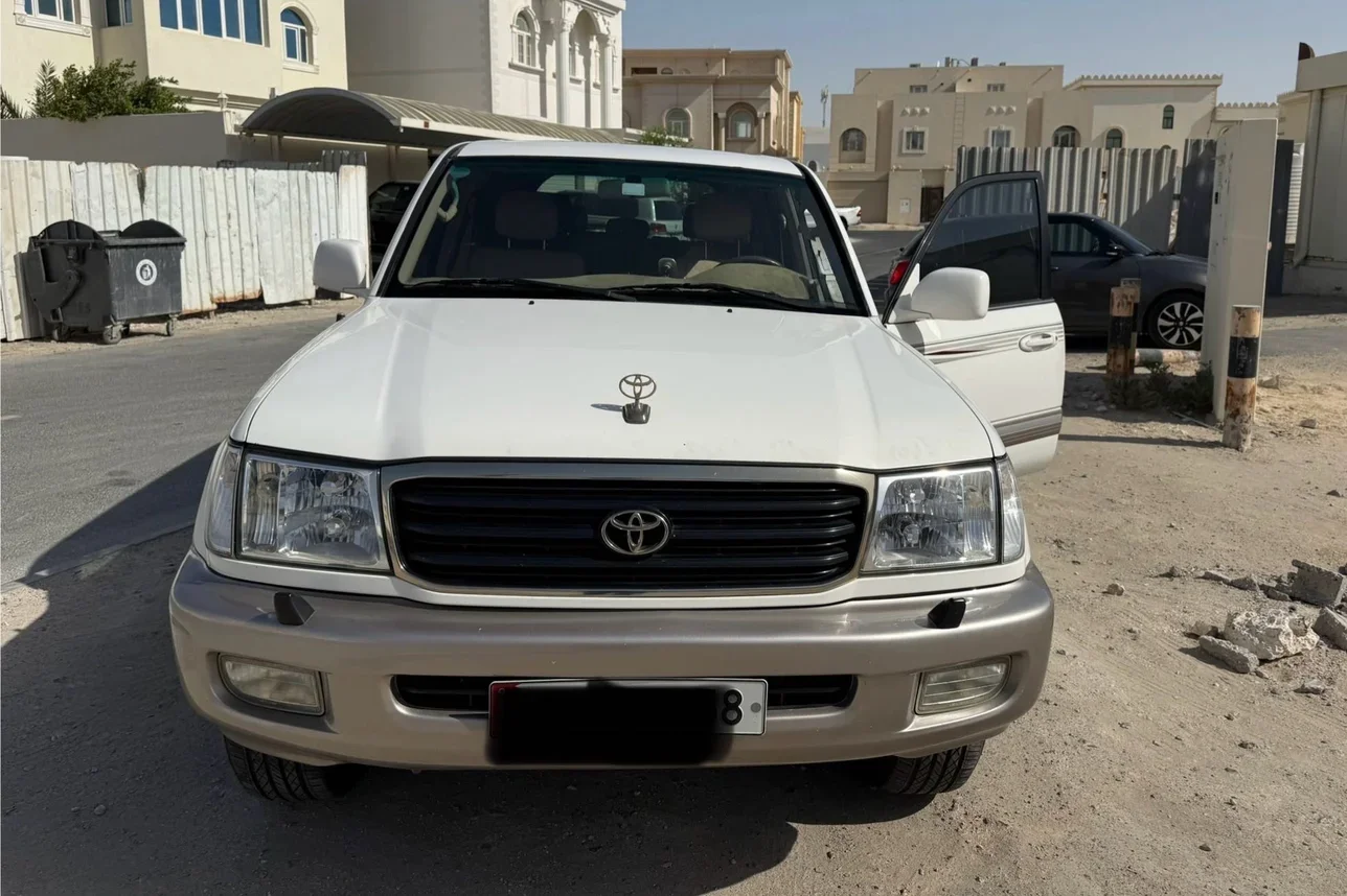 Toyota  Land Cruiser  VXR  2000  Automatic  350,000 Km  8 Cylinder  Four Wheel Drive (4WD)  SUV  White
