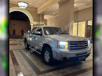 GMC  Sierra  SLT  2011  Automatic  500,000 Km  8 Cylinder  Four Wheel Drive (4WD)  Pick Up  Silver