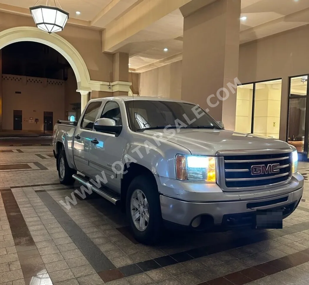 GMC  Sierra  SLT  2011  Automatic  500,000 Km  8 Cylinder  Four Wheel Drive (4WD)  Pick Up  Silver