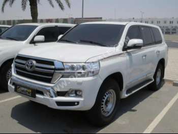 Toyota  Land Cruiser  GXR  2016  Automatic  398,000 Km  8 Cylinder  Four Wheel Drive (4WD)  SUV  White