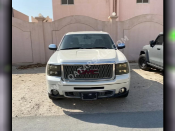 GMC  Sierra  Denali  2013  Automatic  240,000 Km  8 Cylinder  Four Wheel Drive (4WD)  Pick Up  Pearl